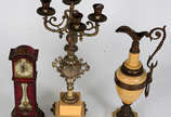Tres peças diversas, sendo: Candelabro e ânfora... - Tres peças diversas, sendo: Candelabro e ânfora de resina bege ( 39 cm de altura) e relógio de mesa de material sintético, corda presa ( 33 cm d...