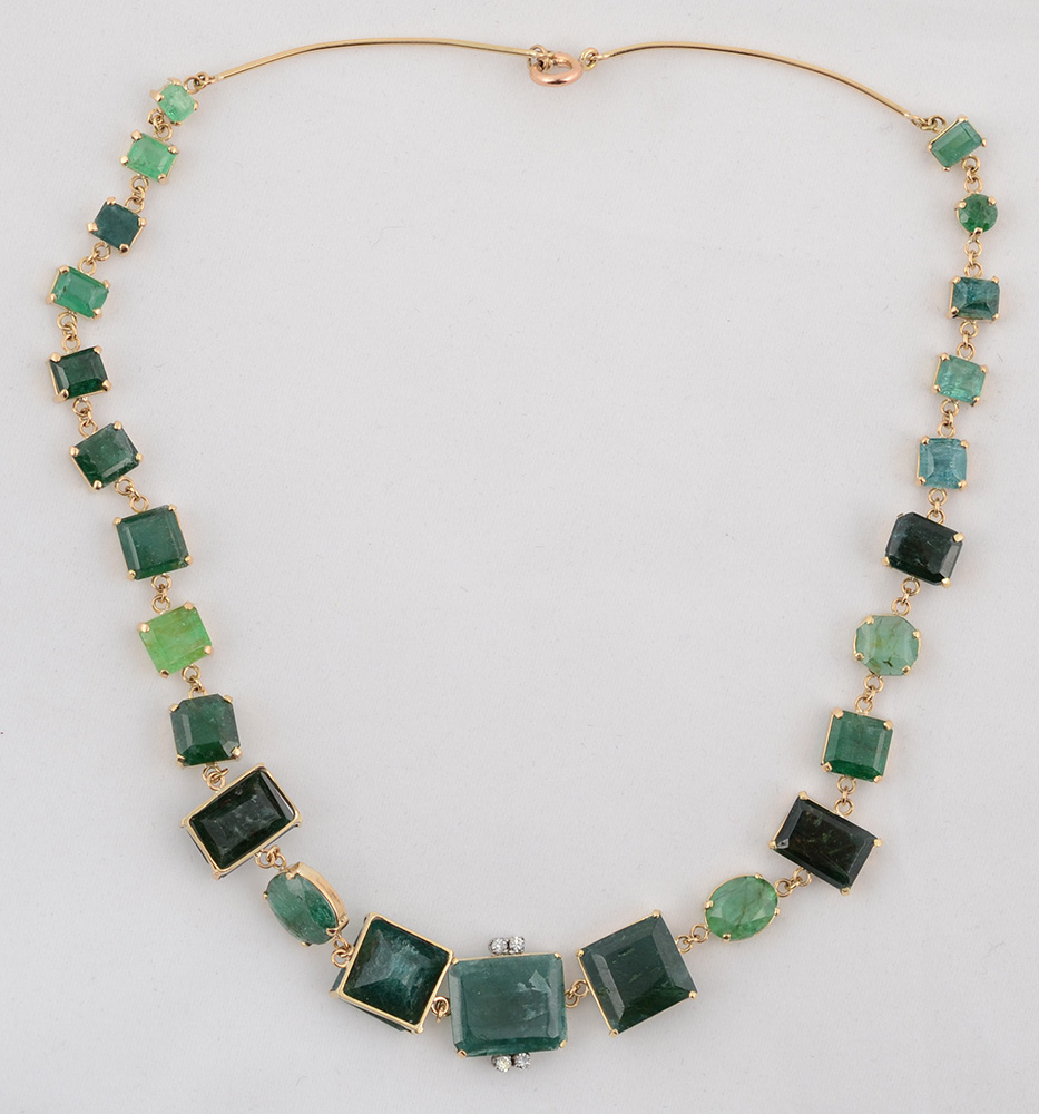 Colar de ouro 18 k - 750 com 24 esmeraldas perfazendo 45 cts e...
