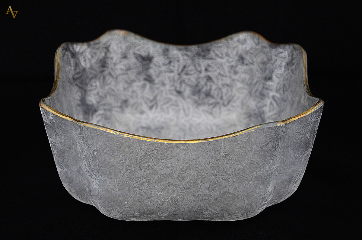 Bowl de cristal europeu fosco com bordas recortadas e friso dourado... - foto 1 de 2