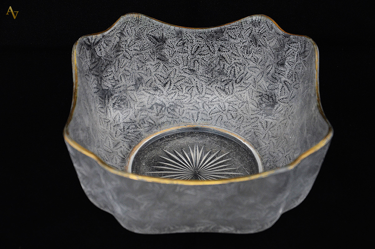 Bowl de cristal europeu fosco com bordas recortadas e friso dourado... - foto 2 de 2