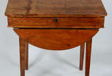Mesa de madeira nobre com abas laterais, alçada... - Mesa de madeira nobre com abas laterais, alçada móvel com platô inclinado articulado e espaço interno para guarda de objetos.