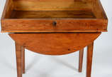 Mesa de madeira nobre com abas laterais, alçada... - Mesa de madeira nobre com abas laterais, alçada móvel com platô inclinado articulado e espaço interno para guarda de objetos.