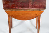 Mesa de madeira nobre com abas laterais, alçada... - Mesa de madeira nobre com abas laterais, alçada móvel com platô inclinado articulado e espaço interno para guarda de objetos.