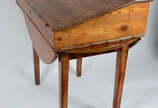 Mesa de madeira nobre com abas laterais, alçada... - Mesa de madeira nobre com abas laterais, alçada móvel com platô inclinado articulado e espaço interno para guarda de objetos.