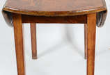 Mesa de madeira nobre com abas laterais, alçada... - Mesa de madeira nobre com abas laterais, alçada móvel com platô inclinado articulado e espaço interno para guarda de objetos.