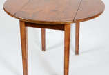Mesa de madeira nobre com abas laterais, alçada... - Mesa de madeira nobre com abas laterais, alçada móvel com platô inclinado articulado e espaço interno para guarda de objetos.