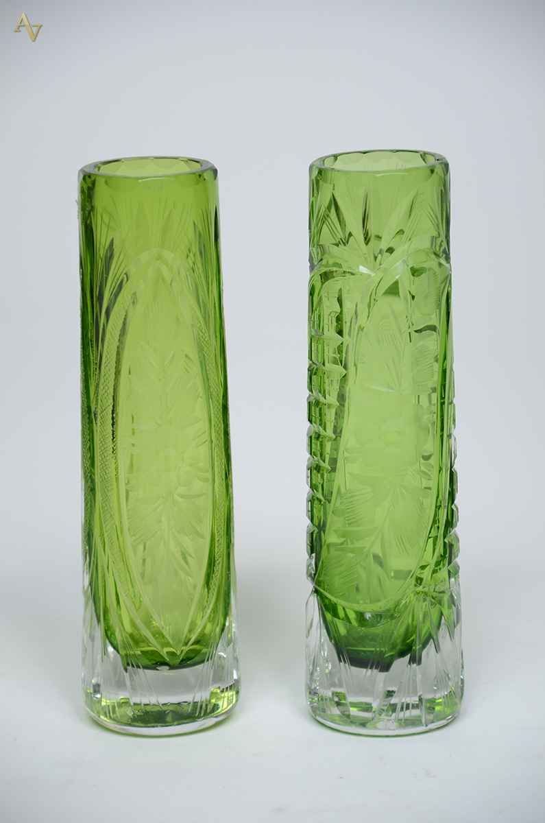 Par de vasos solitários de cristal verde lapidado. Altura 20 cm cada.
