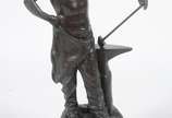 Escultura de bronze patinado representando ferr... - Escultura de bronze patinado representando ferreiro. Assinado na base.
