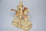 Escultura chinesa de osso representando guerrei... - Escultura chinesa de osso representando guerreiro. Altura 28 cm.