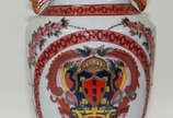 Vaso com alças de porcelana decorada com policr... - Vaso com alças de porcelana decorada com policromia floral