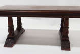 Mesa de centro em madeira  nobre, feitio retang... - Mesa de centro em madeira  nobre, feitio retangular, apoio em colunas entalhadas.