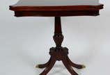 Mesa de encostar de madeira nobre , tampo dobrá... - Mesa de encostar de madeira nobre , tampo dobrável , cantos chanfrados e garras de bronze

 