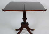 Mesa de encostar de madeira nobre , tampo dobrá... - Mesa de encostar de madeira nobre , tampo dobrável , cantos chanfrados e garras de bronze

 