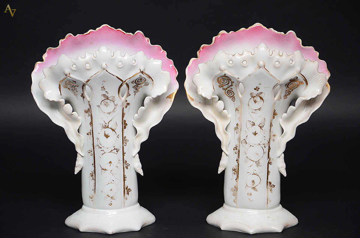 Par de vasos de porcelana francesa Velho Paris, na cor branca com... - foto 1 de 2