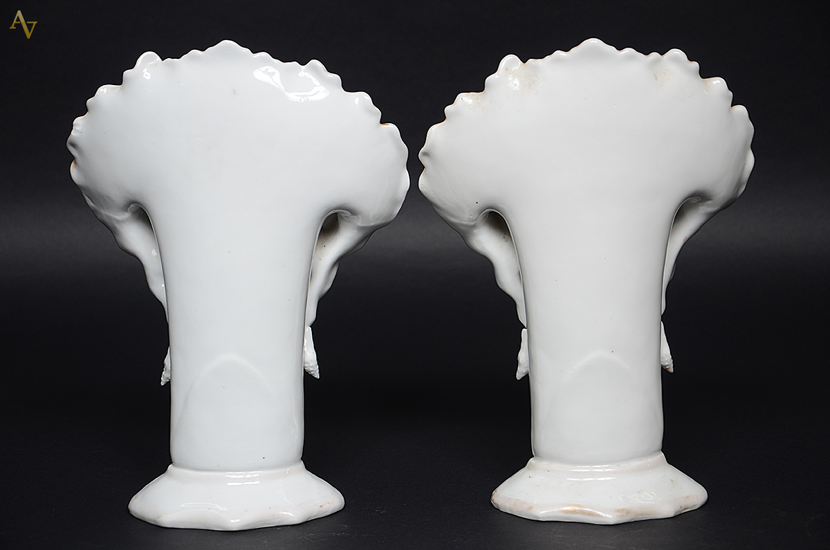 Par de vasos de porcelana francesa Velho Paris, na cor branca com... - foto 2 de 2