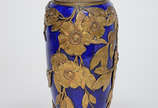 Vaso europeu de porcelana azul cobalto com meta... - Vaso europeu de porcelana azul cobalto com metal dourado. Altura 29 cm.