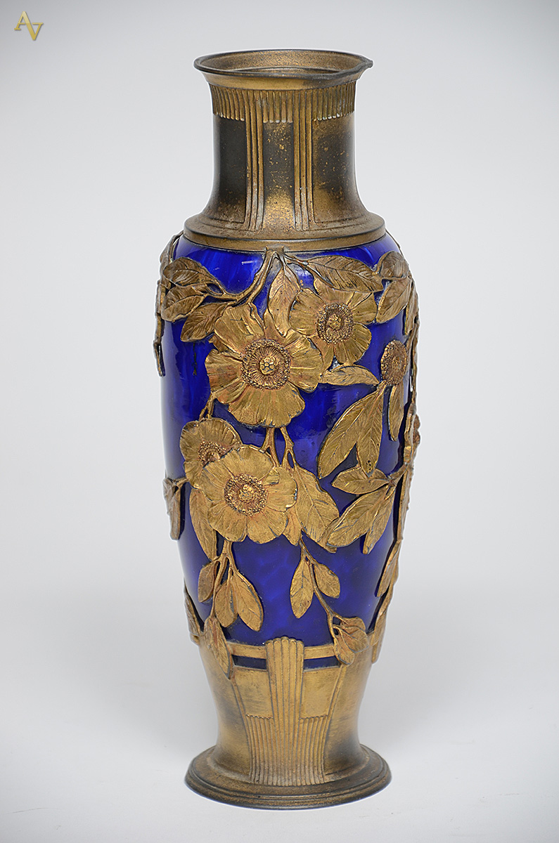 Vaso europeu de porcelana azul cobalto com metal dourado. Altura 29...