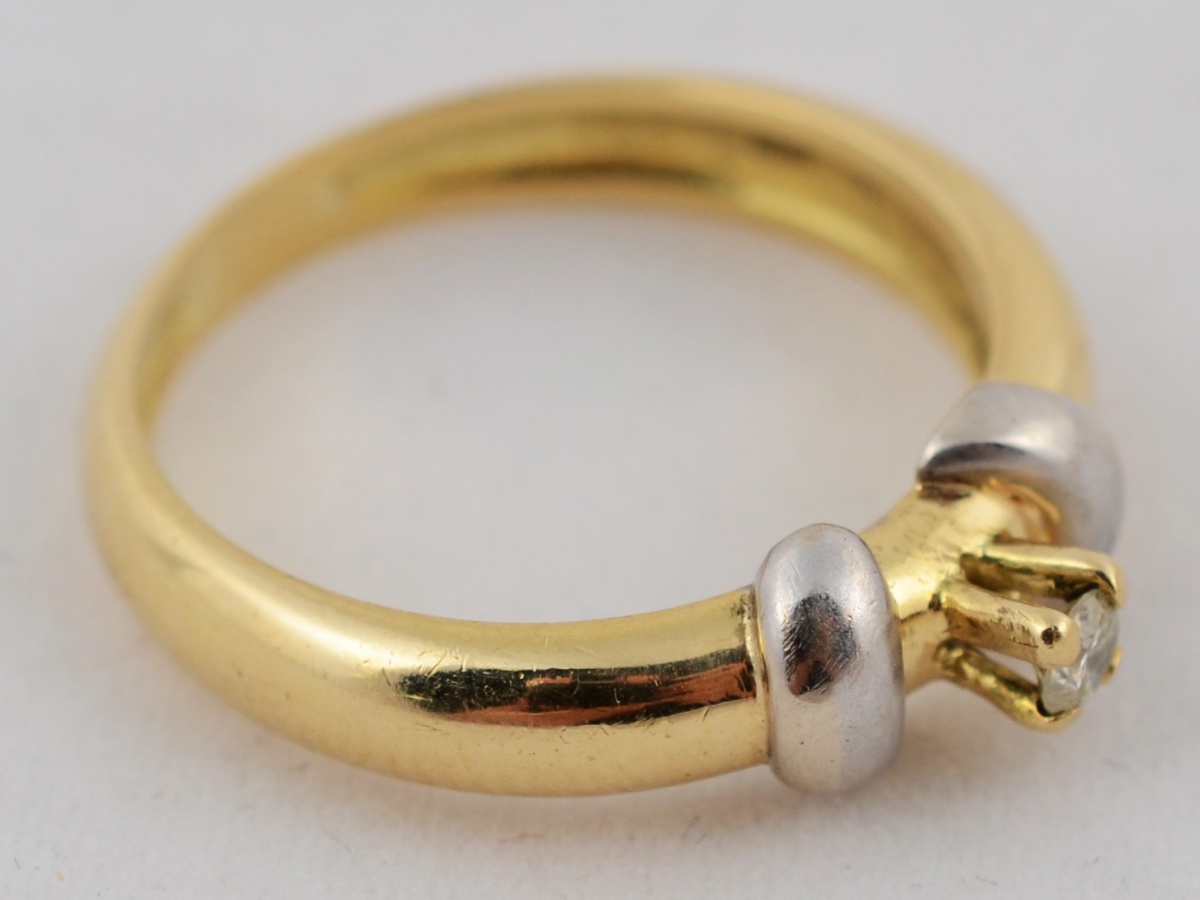 Anel solitário de ouro amarelo 18 k 750 com aproximadamente 0.10 ct... - foto 1 de 2