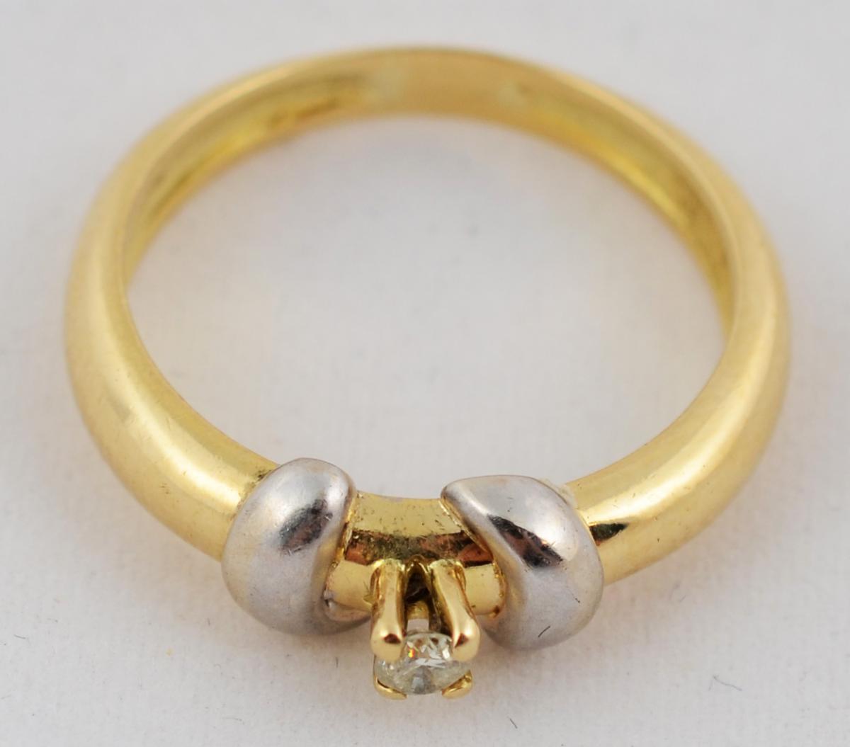 Anel solitário de ouro amarelo 18 k 750 com aproximadamente 0.10 ct... - foto 2 de 2