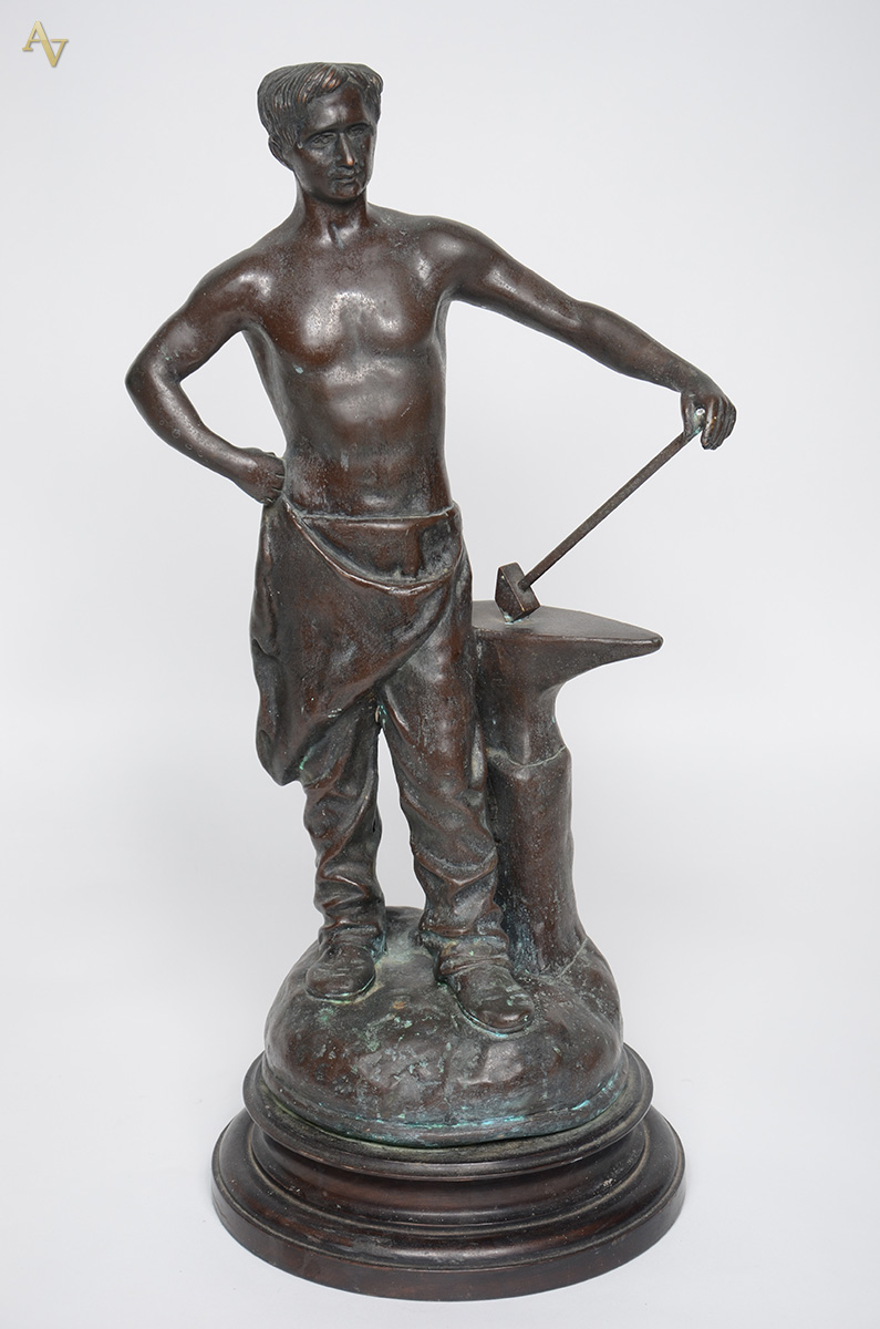 Escultura de bronze representando ferreiro. Altura 65 cm. - foto 1 de 2