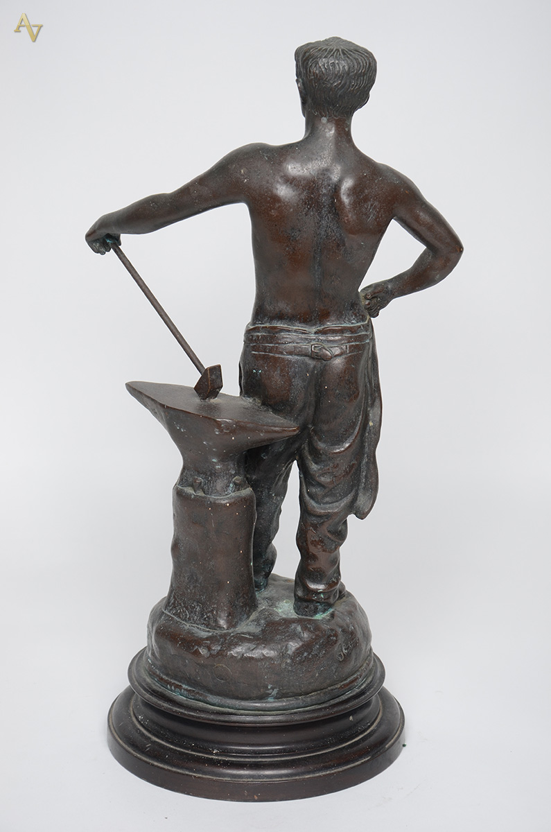 Escultura de bronze representando ferreiro. Altura 65 cm. - foto 2 de 2