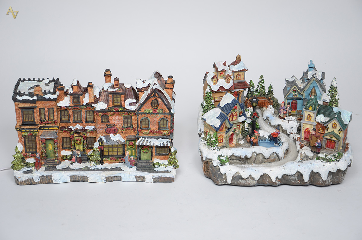 Dois enfeites natalinos, sendo pequena cidade (medidas 33 x 12 cm e...