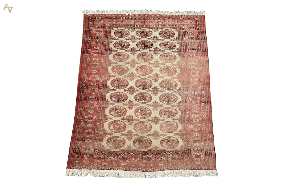 Tapete Bukhara. Medidas 1,32 x 1,76 m.