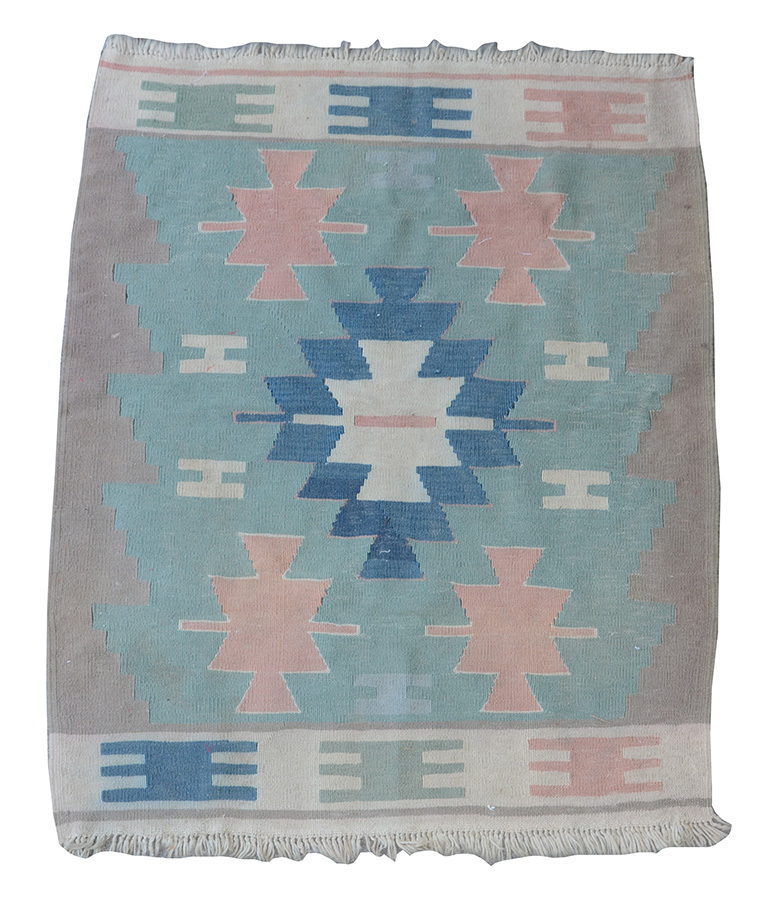 Tapete Kilim. Medidas 0,97 x 1,19 m.