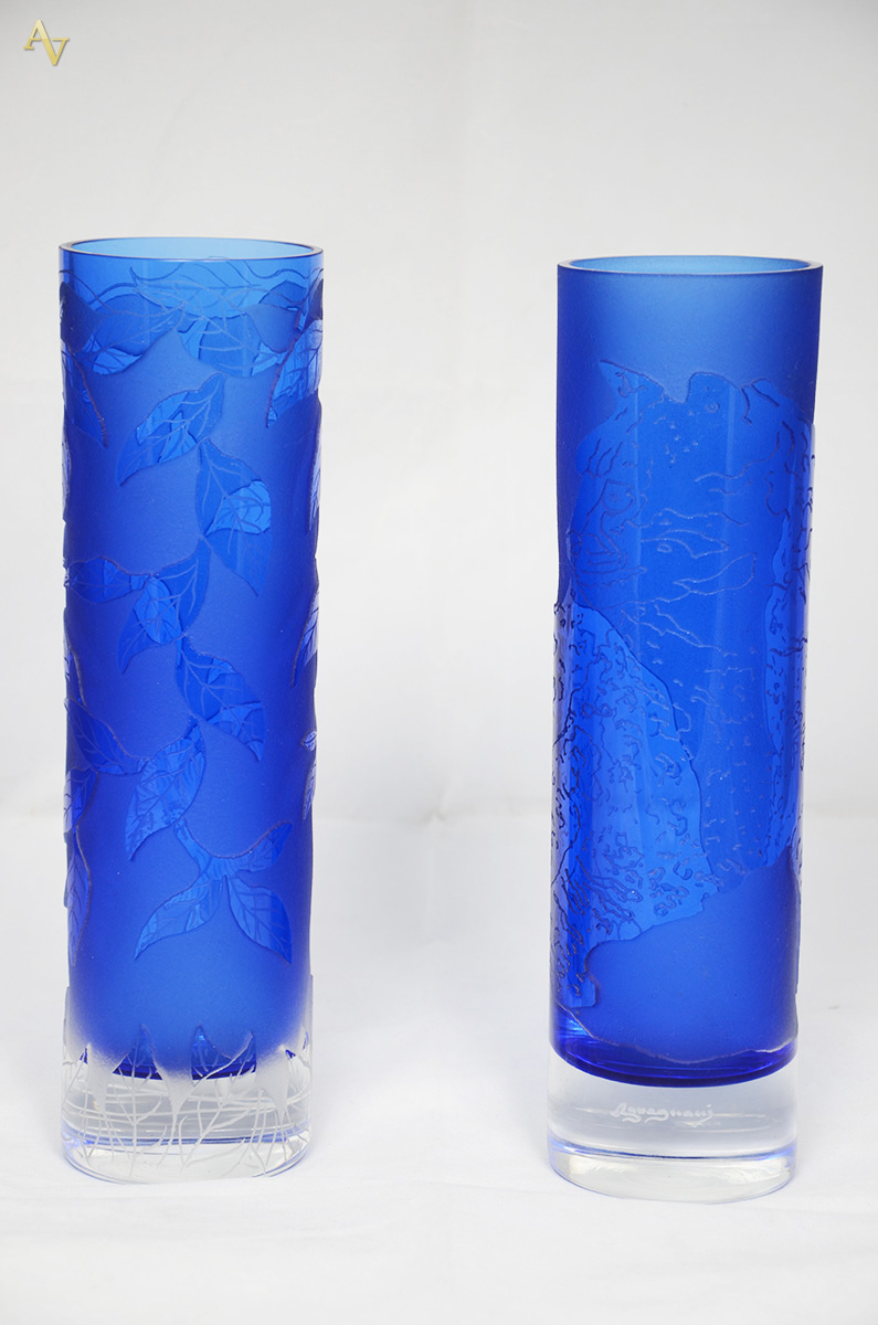 RAVAGNANI - Par de vasos azul de vidro decorado com folhas. Altura 30...