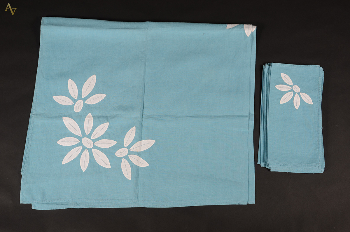 Toalha de linho na cor azul com flores brancas, acompanha 12...