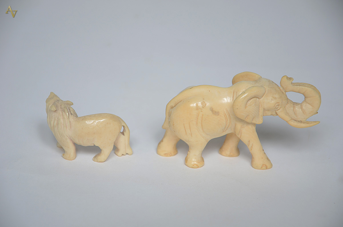 Duas peças de marfim, sendo elefante e leão. Alturas de 3 cm e 4 cm. - foto 2 de 2