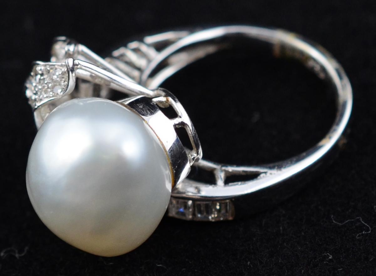 Anel de ouro branco 18 k, com pérola oval, branca e pétalas... - foto 2 de 3