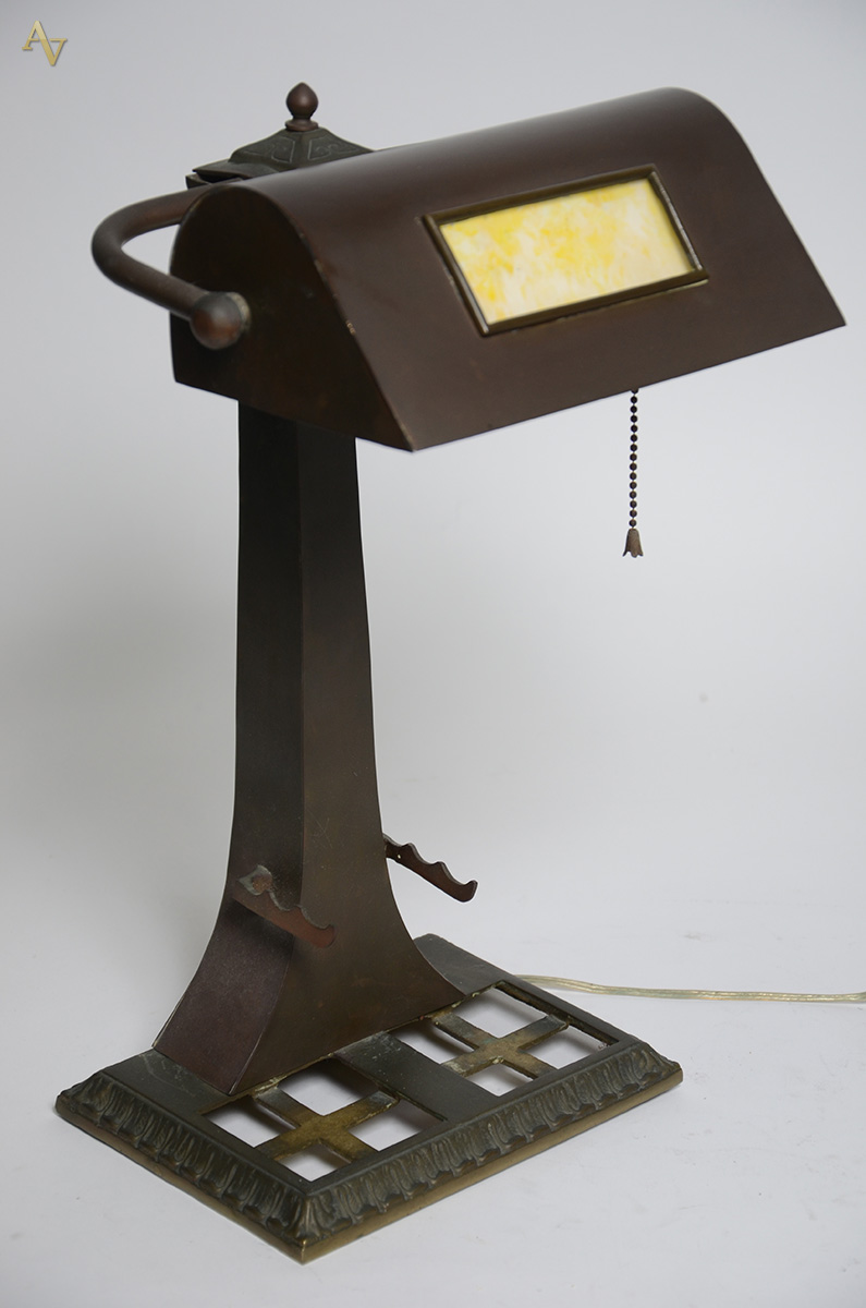 Antigo abajour de metal dourado com cúpula articulada. Altura 45 cm.