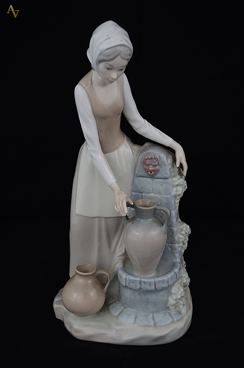 Escultura de porcelana NAO representando menina na fonte. Altura 29,5... - foto 1 de 2