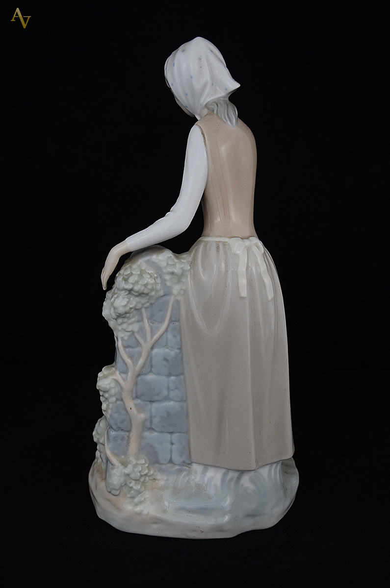 Escultura de porcelana NAO representando menina na fonte. Altura 29,5... - foto 2 de 2