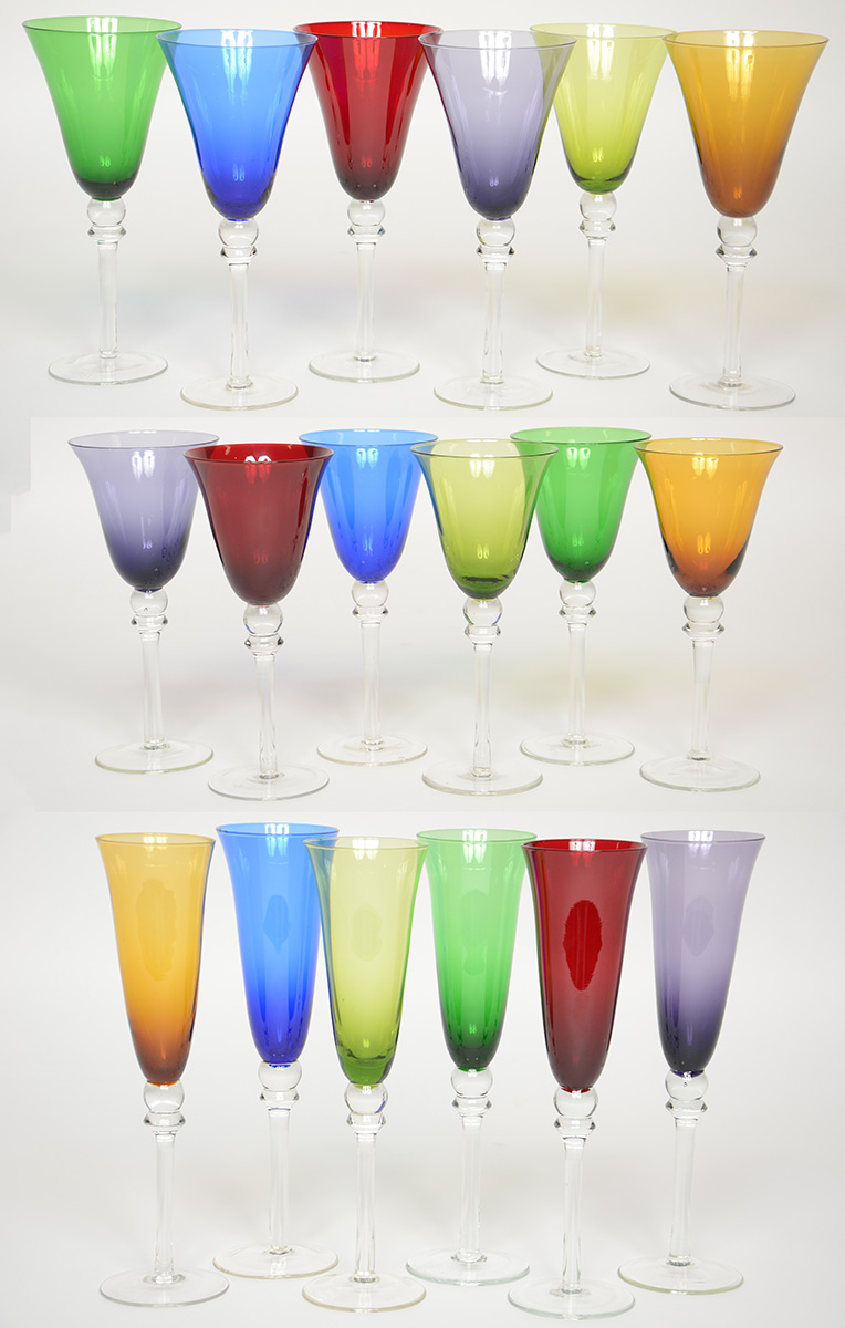 Jogo com 18 cálices em diversas cores sendo: 6 para água, 6 para...