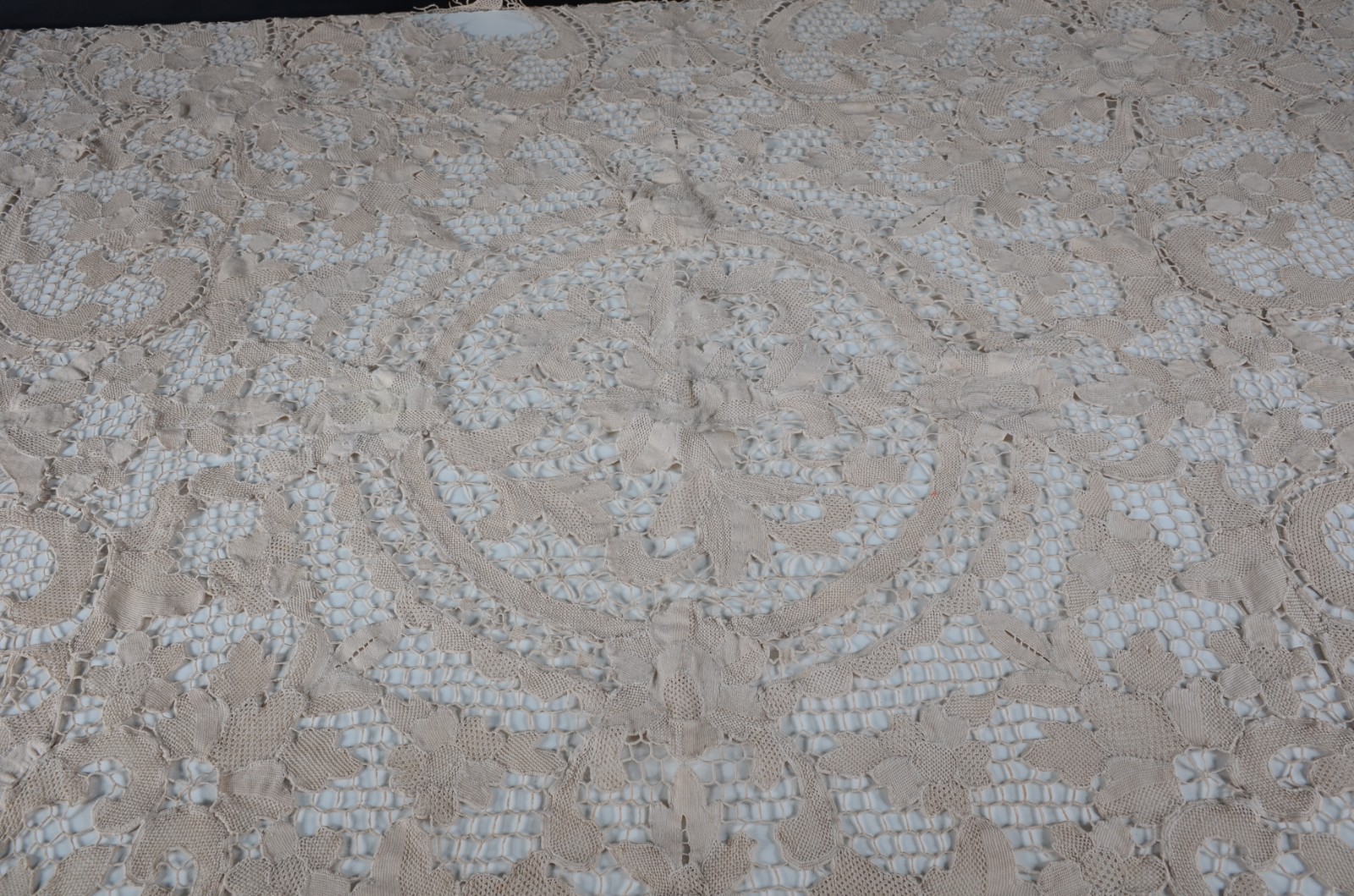 Toalha para chá de renda veneziana na cor bege com bordados. Com... - foto 2 de 3