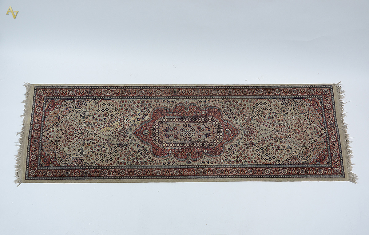Passadeira oriental. Medidas 2,03 x 0,66 m.