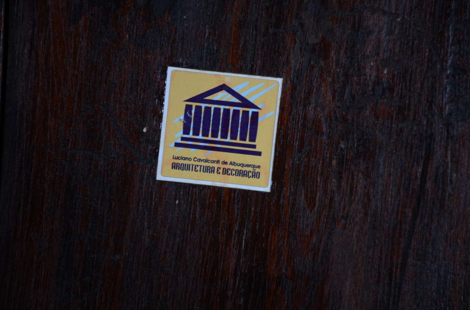 Belíssimo móvel/bar de madeira nobre, duas portas almofadadas com... - foto 4 de 6
