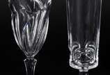 Diversos copos de cristal, sendo: 6 flutes para... - Diversos copos de cristal, sendo: 6 flutes para champagne com bases sextavadas e 6 com desenhos geométricos. (1 com bicado). Total 12 peças.