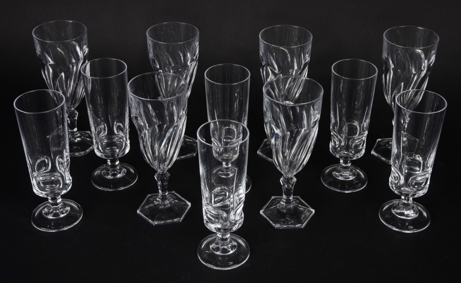 Diversos copos de cristal, sendo: 6 flutes para champagne com bases... - foto 2 de 4