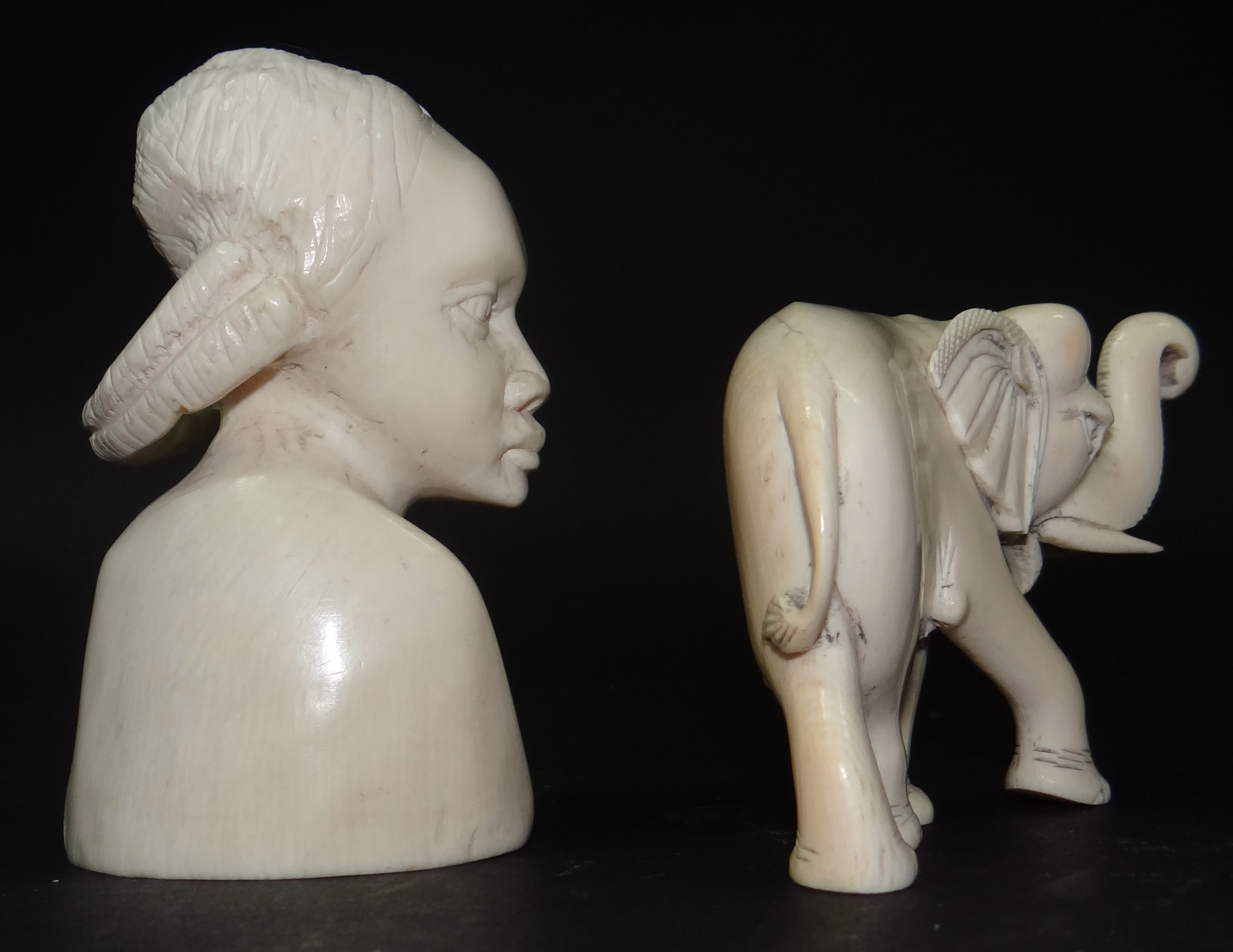 Duas peças em marfim representando elefante e cabeça feminina - foto 3 de 3