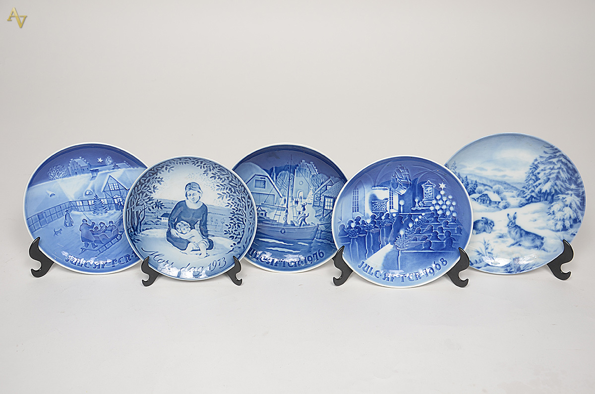 Cinco pratos comemorativos de porcelana, sendo Georg Jensen Inc...