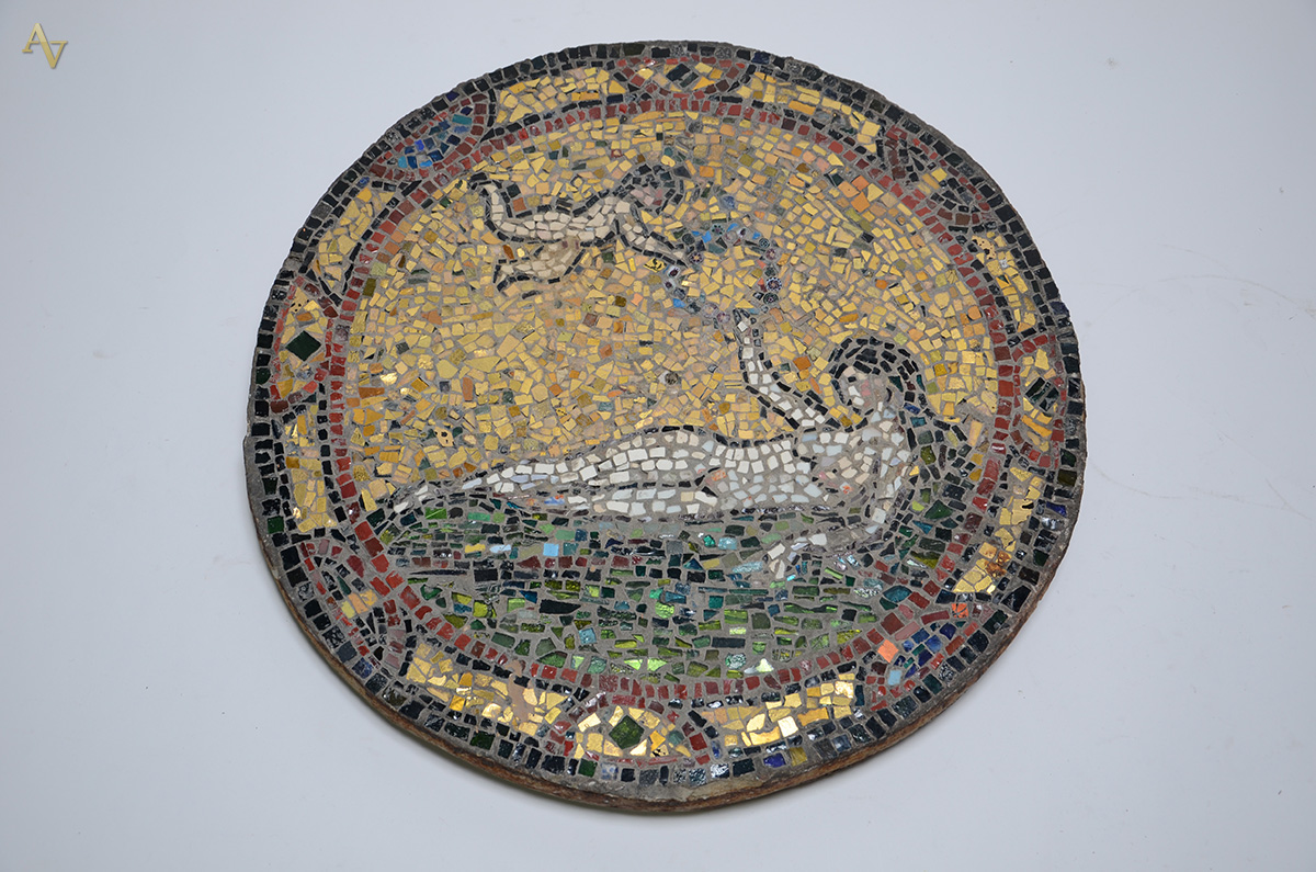 Placa redonda com pastilhas em mosaico. Diâmetro 58 cm.