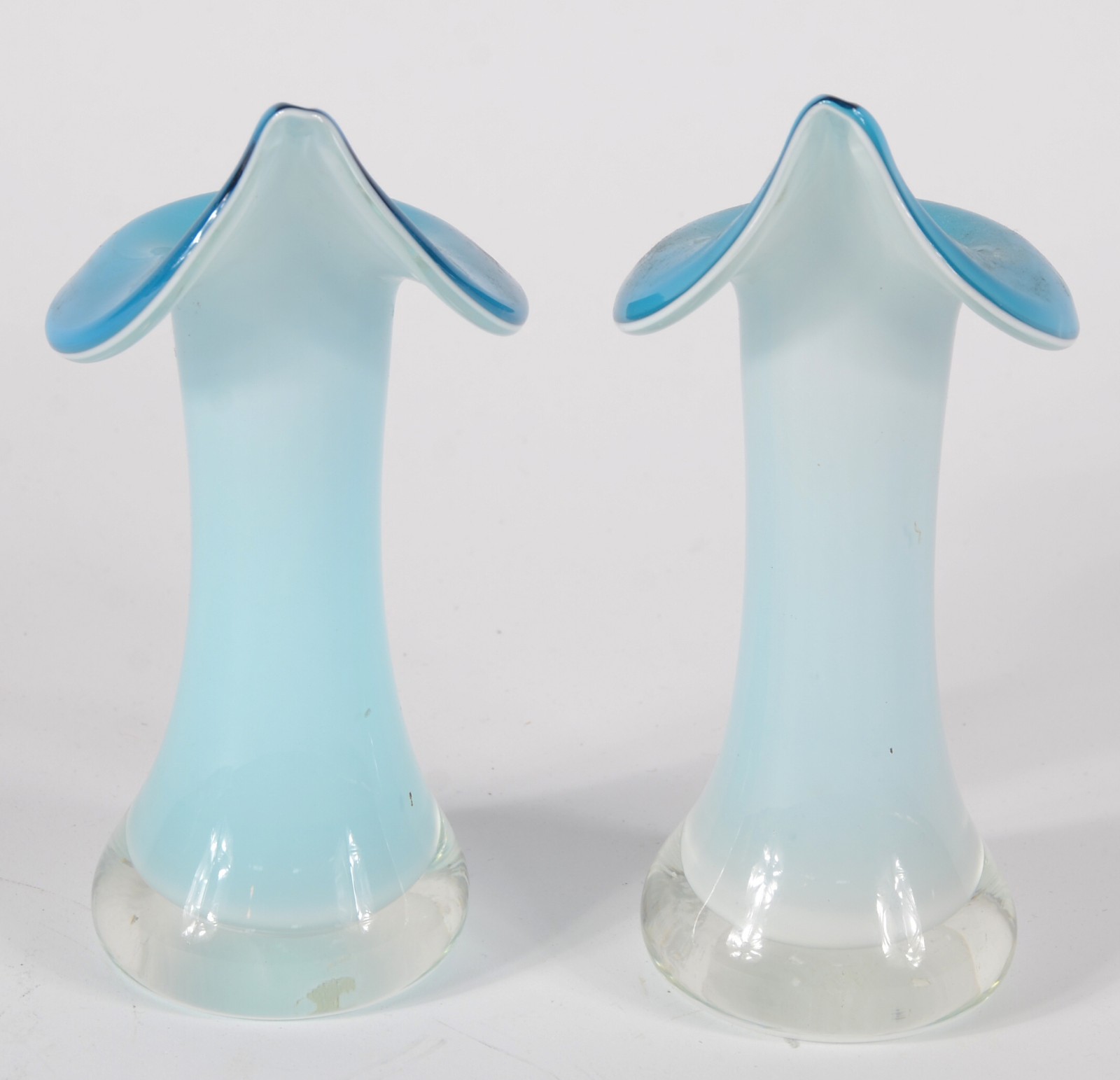 Par de vasos decorativos de vidro azul e branco. - foto 5 de 6