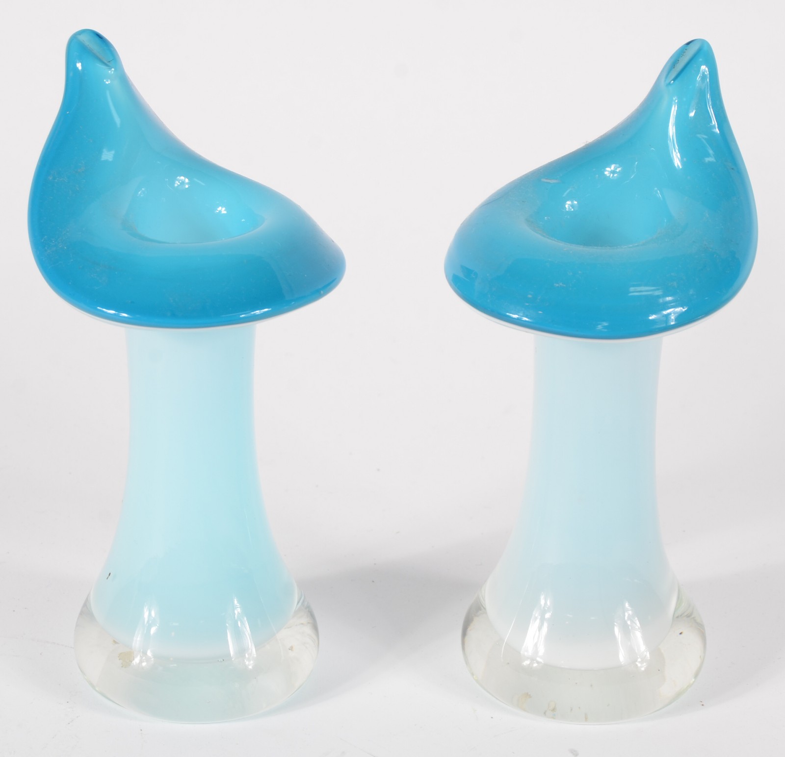 Par de vasos decorativos de vidro azul e branco. - foto 2 de 6