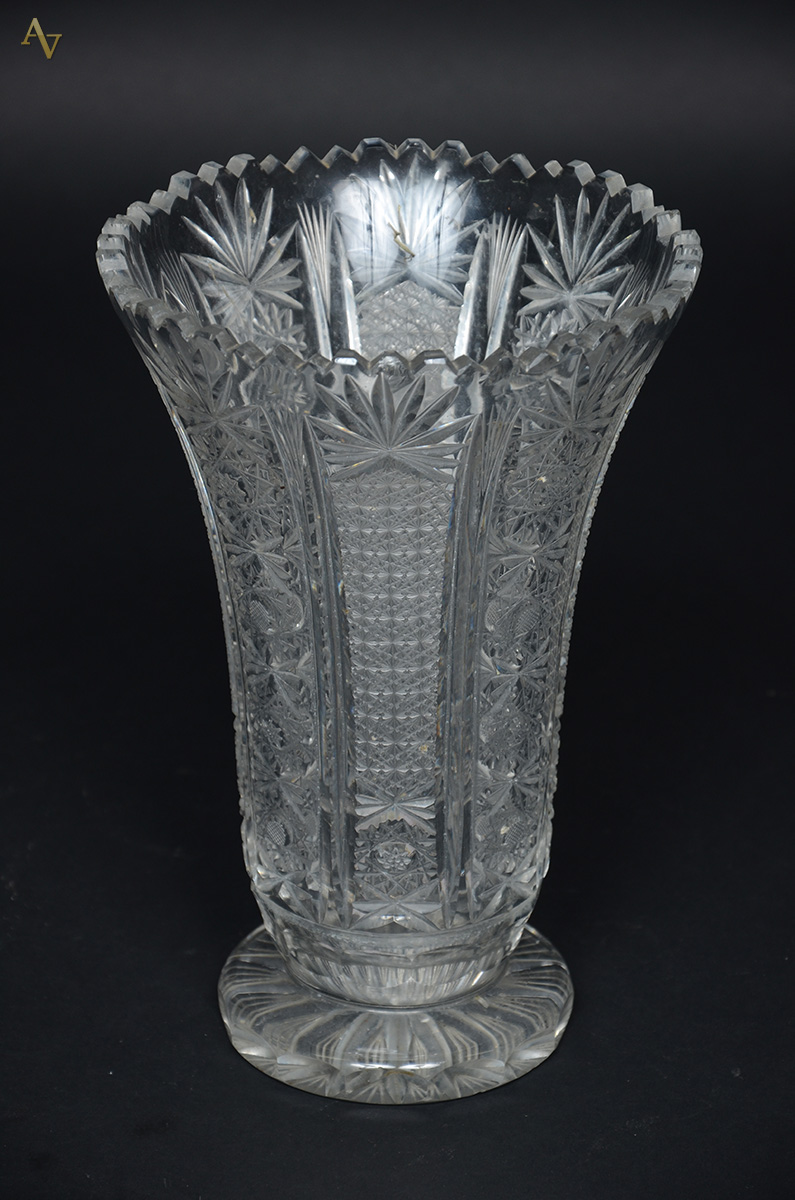 Vaso de cristal lapidado. Altura 27,5 cm (com bicados). - foto 1 de 2