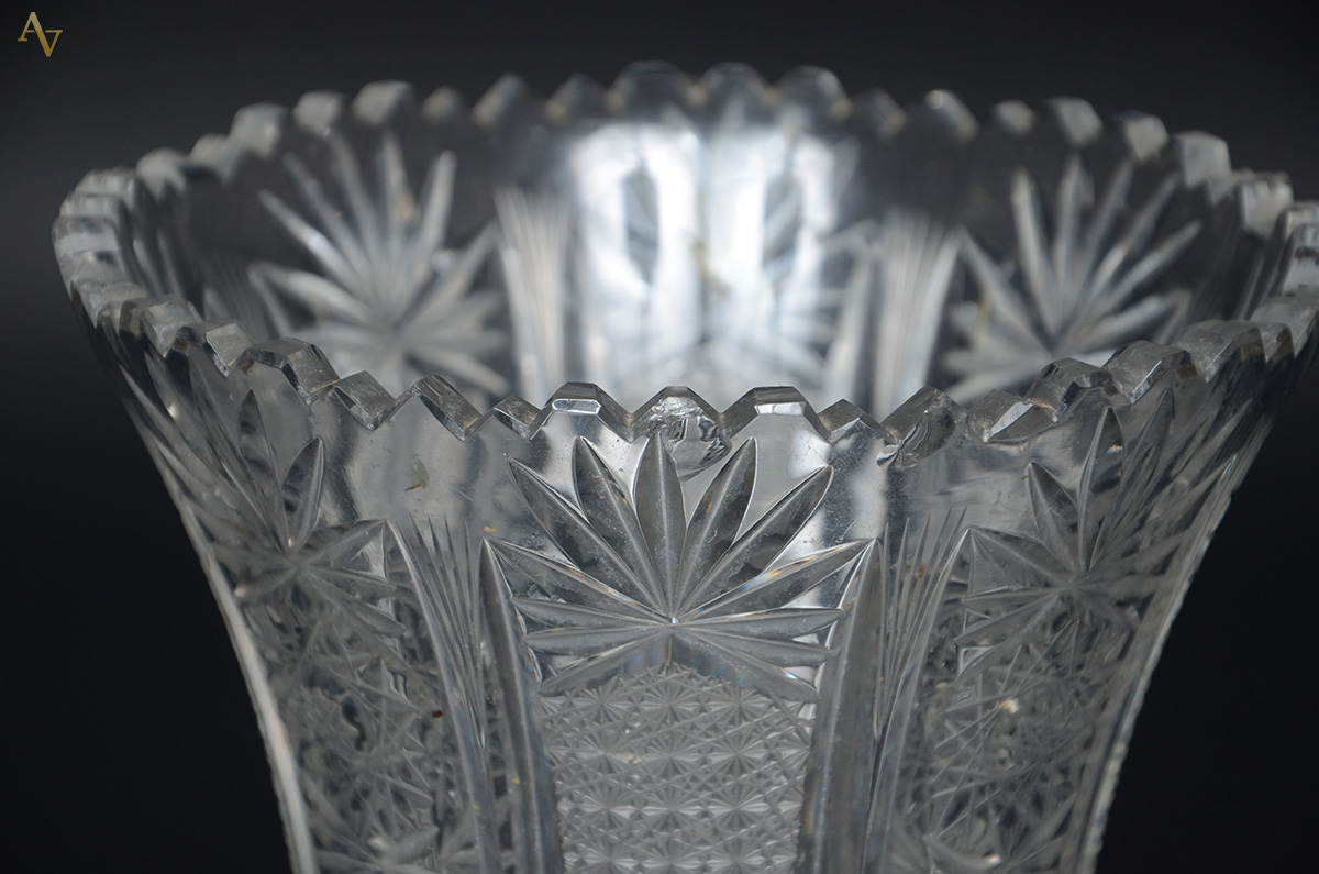 Vaso de cristal lapidado. Altura 27,5 cm (com bicados). - foto 2 de 2