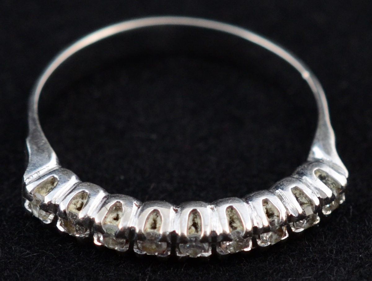 Meia aliança de ouro branco com aproximadamente 0.30 ct de...