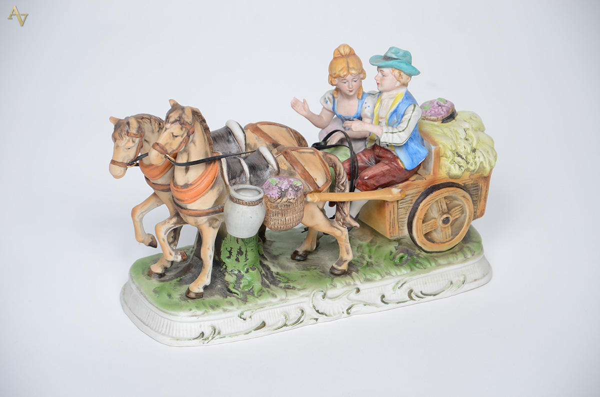 Escultura de biscuit representando casal de jovens na carroça. Altura... - foto 1 de 2